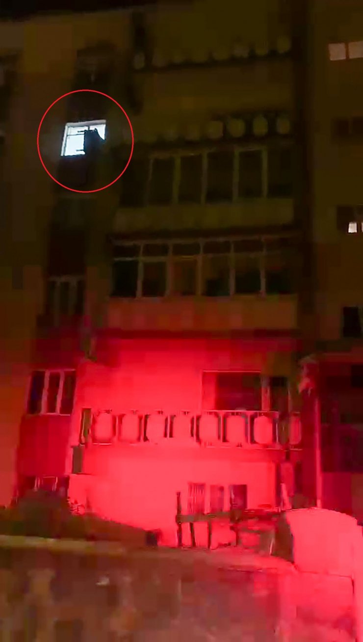 Eşi terk edince evini ateşe verdi