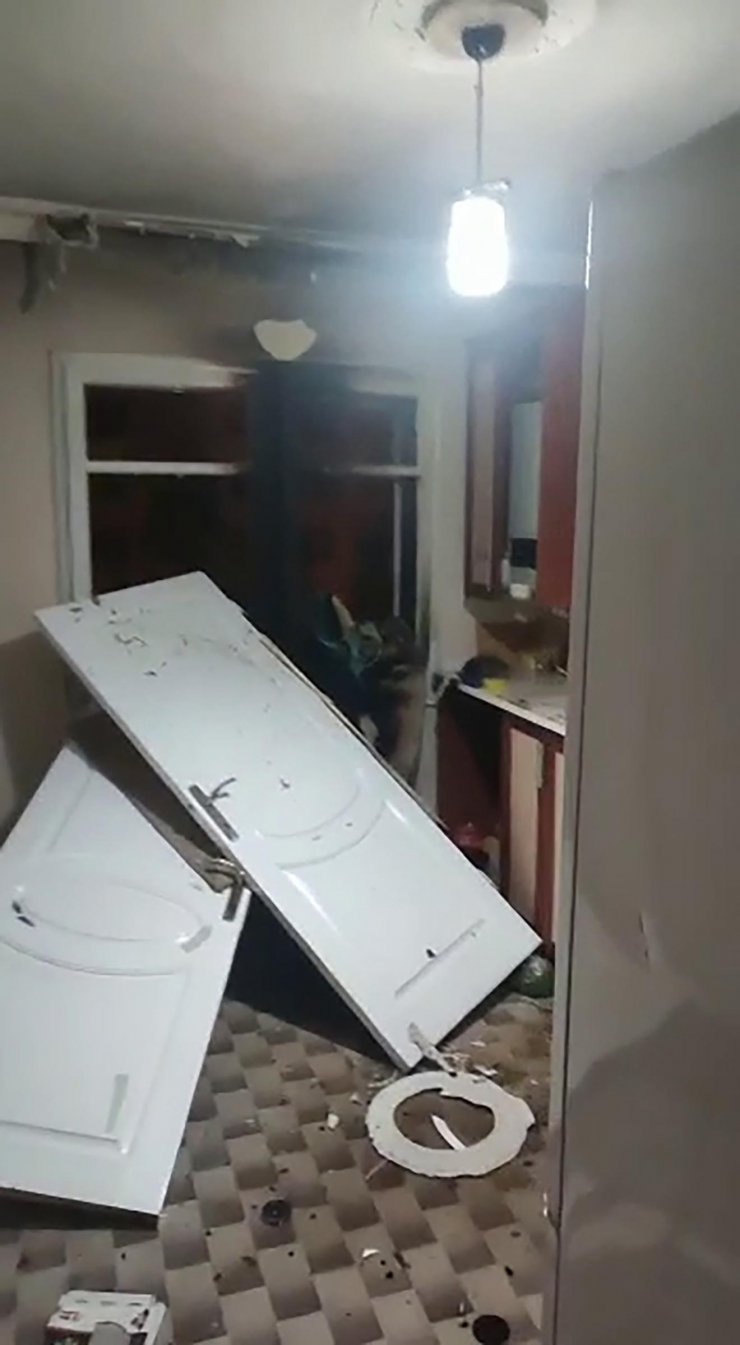 Eşi terk edince evini ateşe verdi