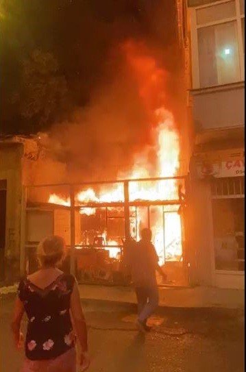 Gece yarısı korkutan yangında mahalleli sokağa döküldü