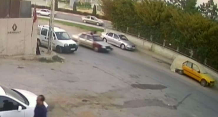 Husumetli olduğu kadına çarpıp, 300 metre otomobilin tavanında sürükledi