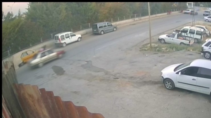 Husumetli olduğu kadına çarpıp, 300 metre otomobilin tavanında sürükledi