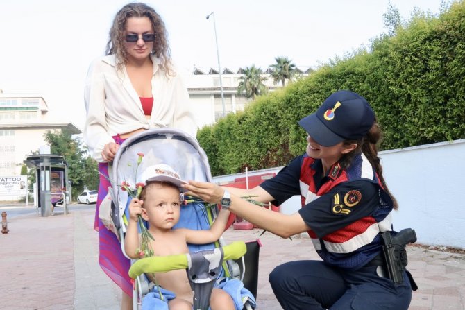 Jandarmadan turistlere bilgilendirici trafik eğitimi