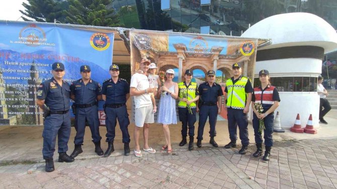 Jandarmadan turistlere bilgilendirici trafik eğitimi