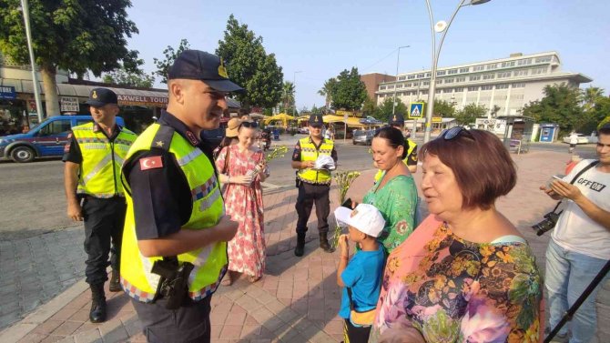 Jandarmadan turistlere bilgilendirici trafik eğitimi