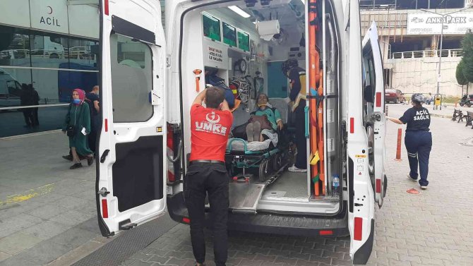 Kontrolden çıkan otomobil takla atıp refüje devrildi: 3’ü çocuk 5 yaralı