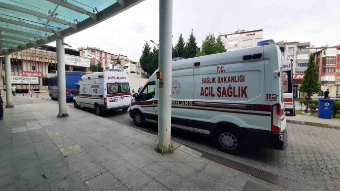 Kontrolden çıkan otomobil takla atıp refüje devrildi: 3’ü çocuk 5 yaralı