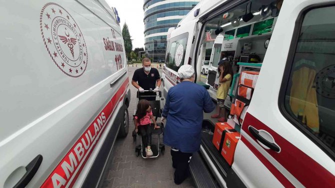 Kontrolden çıkan otomobil takla atıp refüje devrildi: 3’ü çocuk 5 yaralı