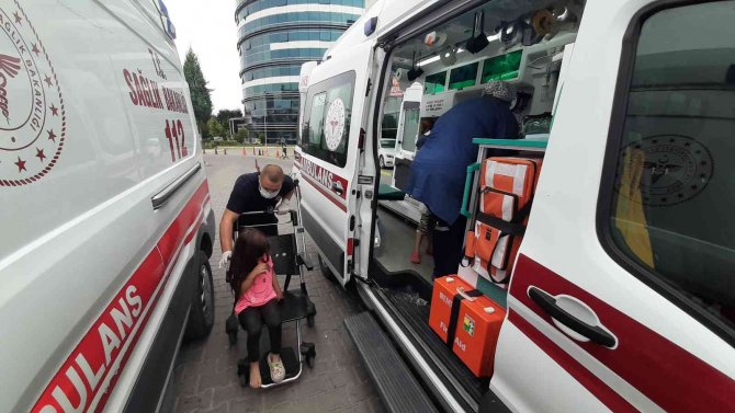 Kontrolden çıkan otomobil takla atıp refüje devrildi: 3’ü çocuk 5 yaralı