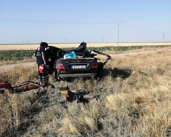 Konya'da tıra çarpan otomobildeki 3 kişi öldü, 1 kişi yaralandı