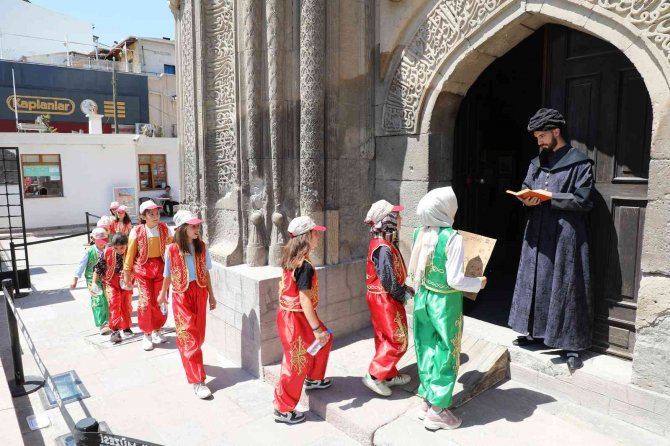 Konyalı öğrenciler Genç KOMEK sayesinde canlı tarih turuna çıkıyor