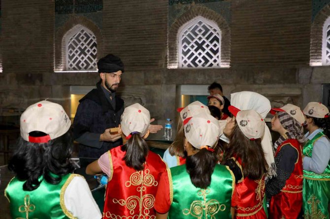 Konyalı öğrenciler Genç KOMEK sayesinde canlı tarih turuna çıkıyor