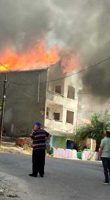 Metruk binanın çatısı alev alev yandı