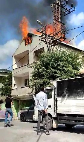 Metruk binanın çatısı alev alev yandı