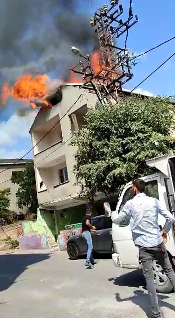 Metruk binanın çatısı alev alev yandı