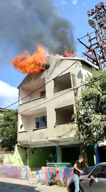 Metruk binanın çatısı alev alev yandı