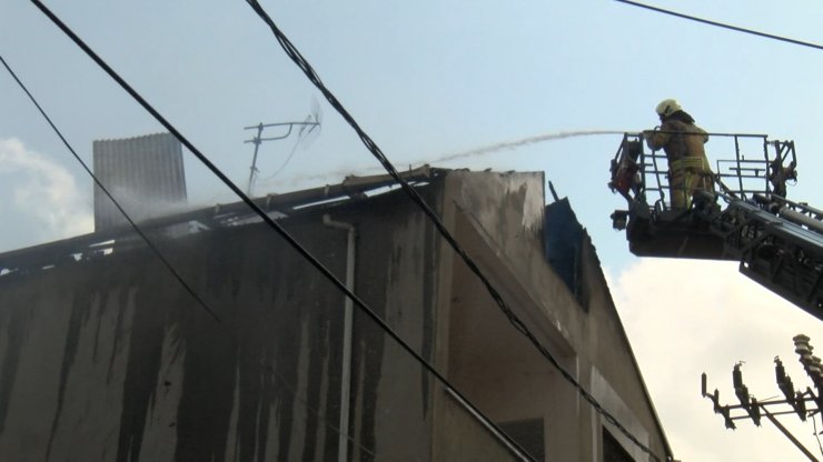 Metruk binanın çatısı alev alev yandı