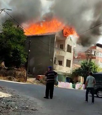 Metruk binanın çatısı alev alev yandı