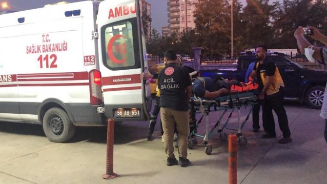 Odun yüklü kamyon devrildi: 6 yaralı