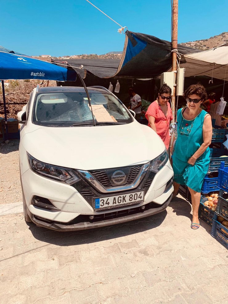 Pazar yeri girişine park edilen aracın kaportasına 'Biraz saygı' yazarak tepki gösterdi