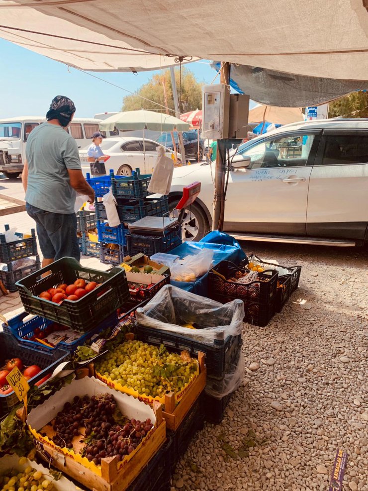 Pazar yeri girişine park edilen aracın kaportasına 'Biraz saygı' yazarak tepki gösterdi