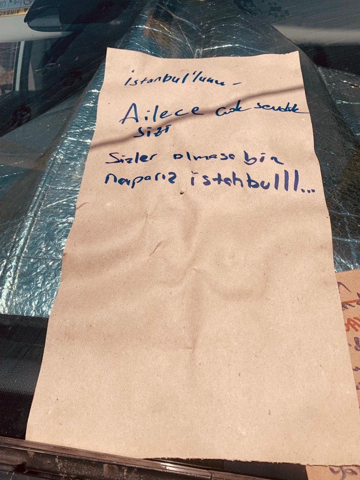 Pazar yeri girişine park edilen aracın kaportasına 'Biraz saygı' yazarak tepki gösterdi