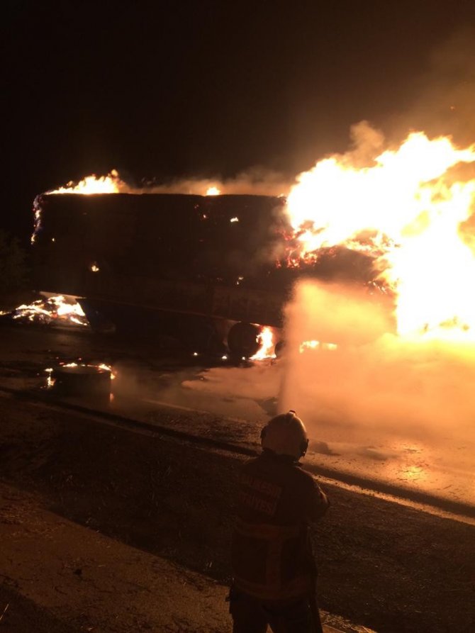 Saman yüklü tır alev alev yandı