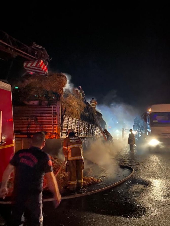 Saman yüklü tır alev alev yandı