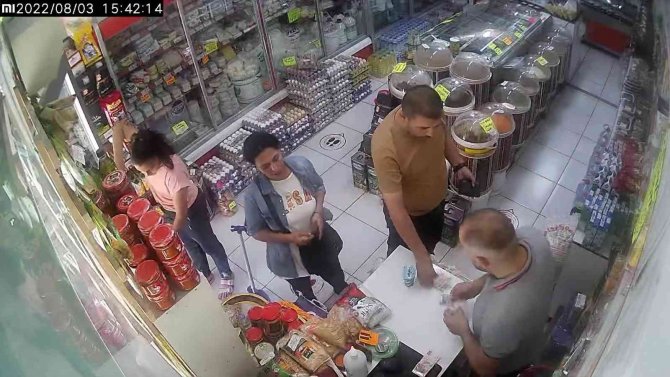 Tırnakçılık yaparak kaşla göz arasında para çaldılar