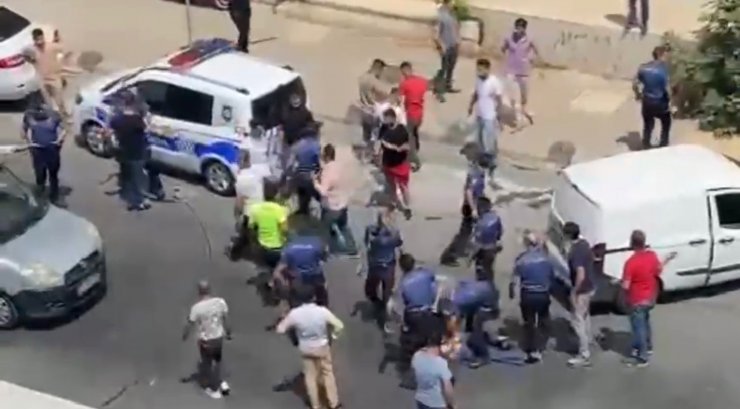 Trafik kazası sonrası tekmeli yumruklu kavga kamerada