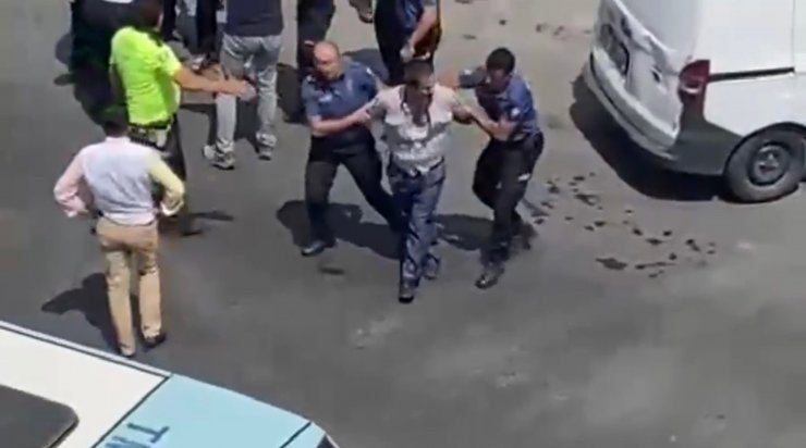 Trafik kazası sonrası tekmeli yumruklu kavga kamerada