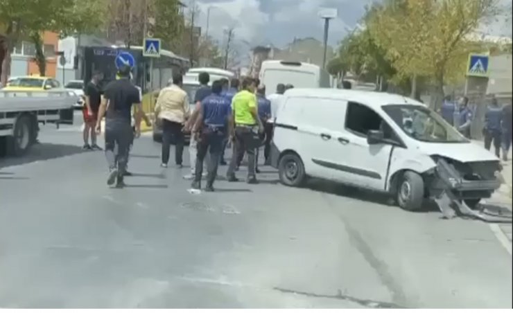 Trafik kazası sonrası tekmeli yumruklu kavga kamerada