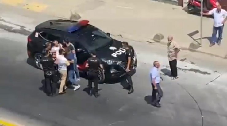 Trafik kazası sonrası tekmeli yumruklu kavga kamerada