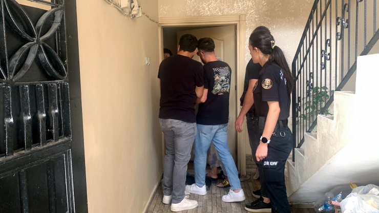 Uyuşturucu baskını; bahçede yetiştirilen Hint kenevirleri ele geçirildi