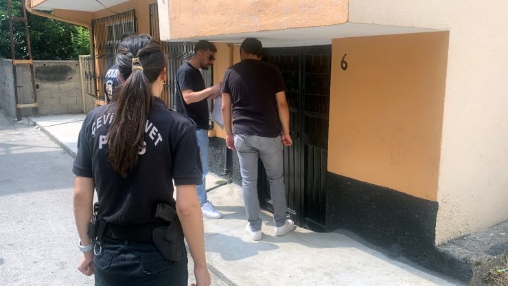 Uyuşturucu baskını; bahçede yetiştirilen Hint kenevirleri ele geçirildi