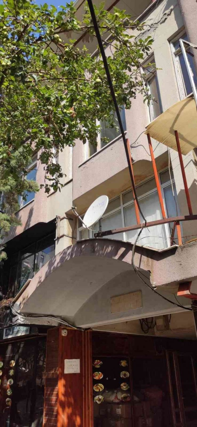 Yalnız yaşadığı iş hanında ölü bulundu