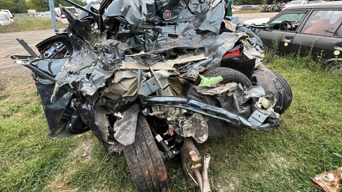 3 kişilik aile mezar olan otomobil hurda yığınına döndü