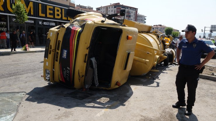 6 kişinin yaralandığı vidanjörle kamyonetin çarpıştığı kaza kamerada