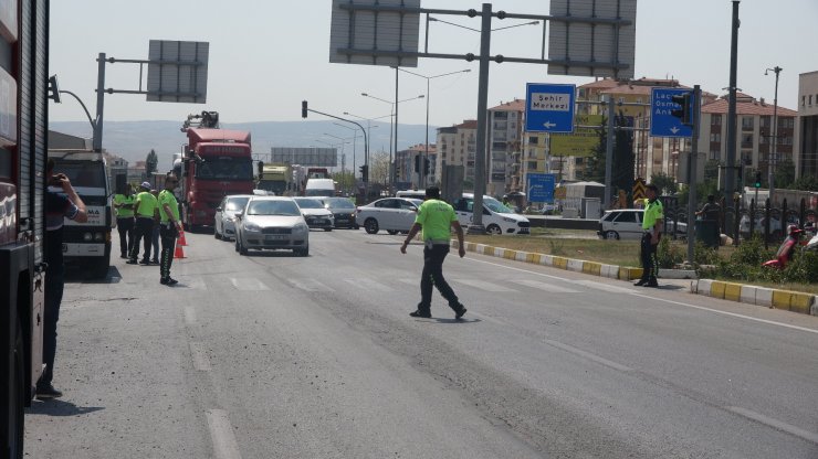 6 kişinin yaralandığı vidanjörle kamyonetin çarpıştığı kaza kamerada