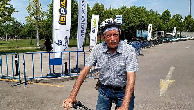 85 yaşında bisiklete binmeyi öğrendi