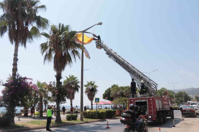Alçak irtifa uçan paraşütçü aydınlatma direğine takıldı