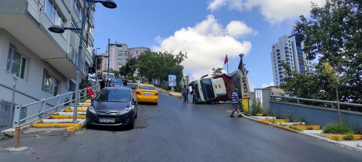 Beşiktaş'ta atık kağıt yüklü kamyonun devrilmesi kamerada