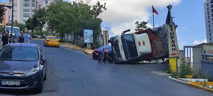Beşiktaş'ta atık kağıt yüklü kamyonun devrilmesi kamerada