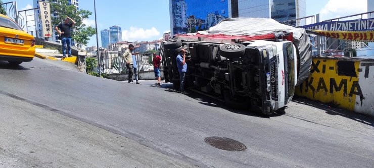 Beşiktaş'ta atık kağıt yüklü kamyonun devrilmesi kamerada