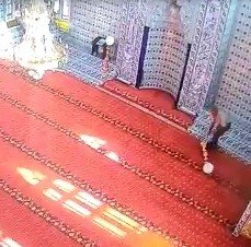 Bursa’da caminin şamdanlarını çaldılar