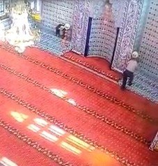 Bursa’da caminin şamdanlarını çaldılar