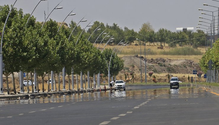 Diyarbakır’da kavurucu sıcaklar nedeniyle cadde ve sokaklar boş kaldı