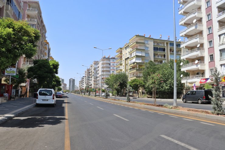 Diyarbakır’da kavurucu sıcaklar nedeniyle cadde ve sokaklar boş kaldı