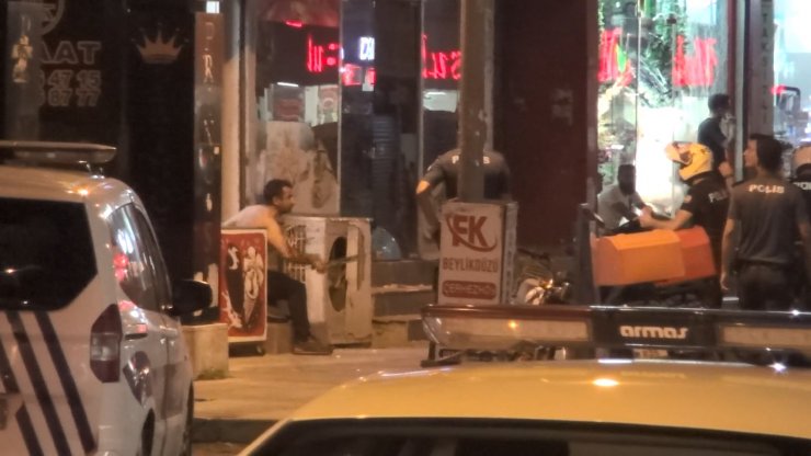 Esenyurt’ta sokak ortasında kendine zarar verdi