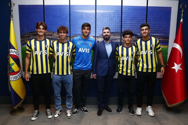 Fenerbahçe, 5 oyuncuyla profesyonel sözleşme imzaladı