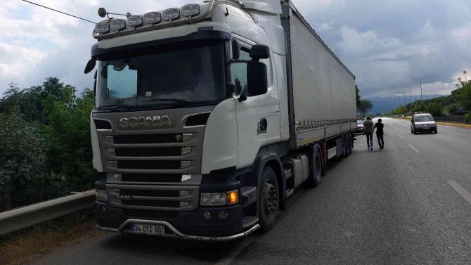 Fındık toplamaya giden ailelerin bulunduğu minibüs tırla çarpıştı: 14 yaralı